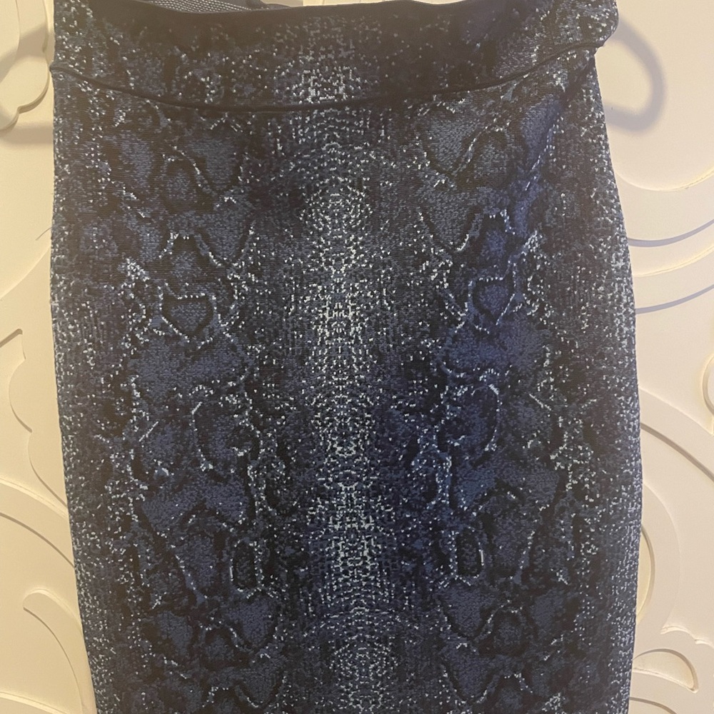 BCBG snake print bodycon mini skirt 💙
